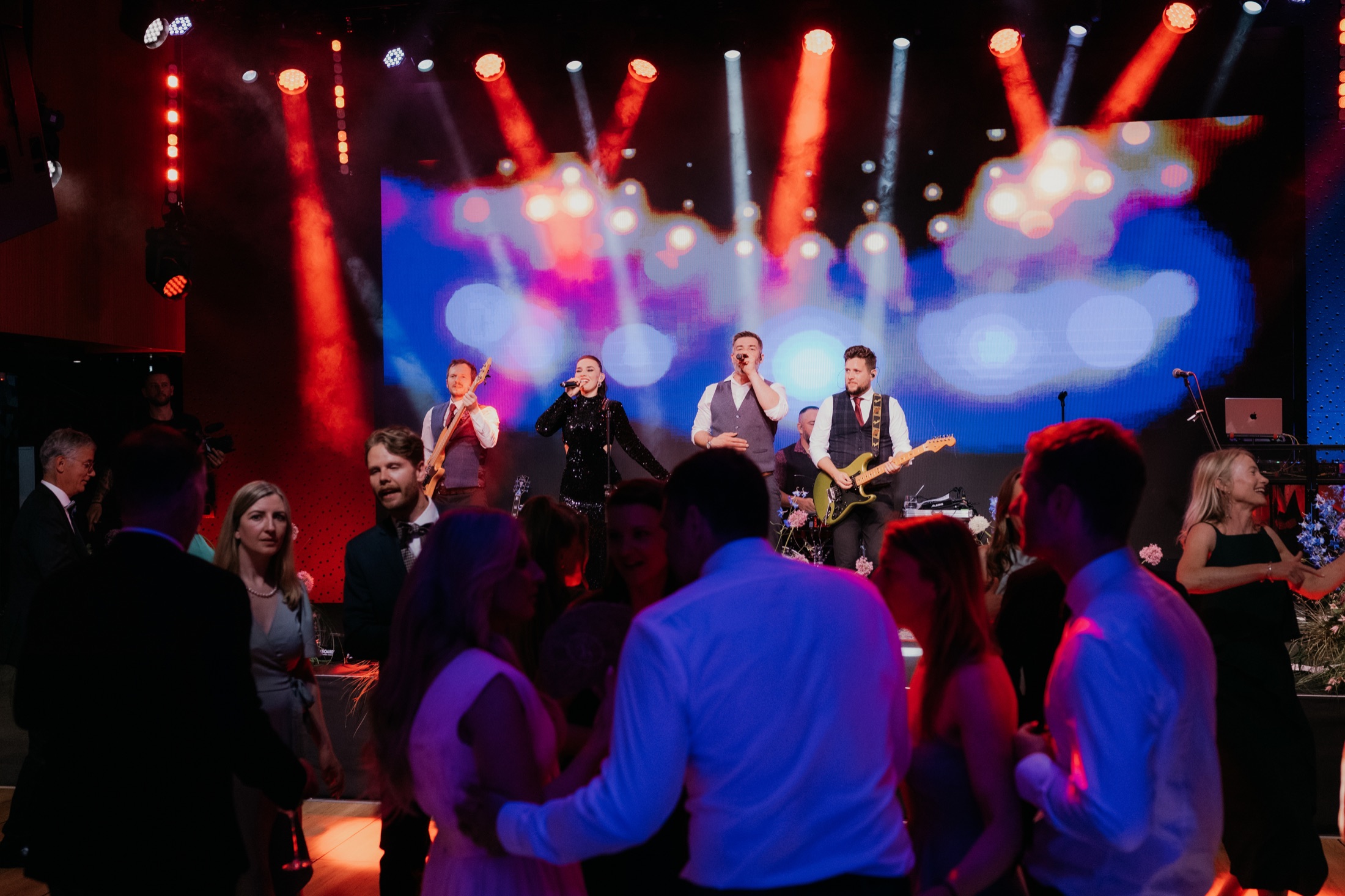 Showtimeband.sk pred zaplneným parketom