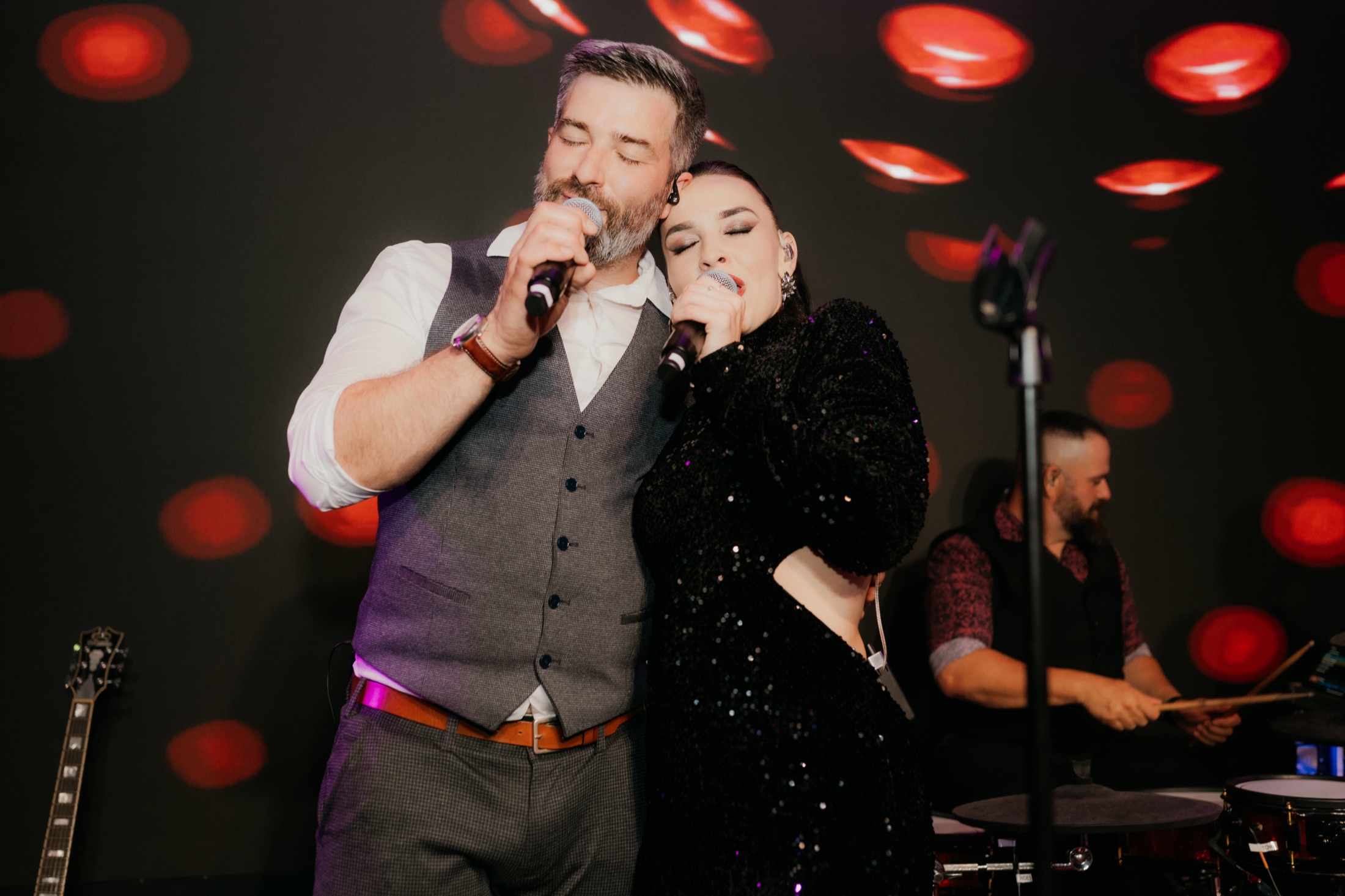 Spevácke duo Showtimeband.sk počas show